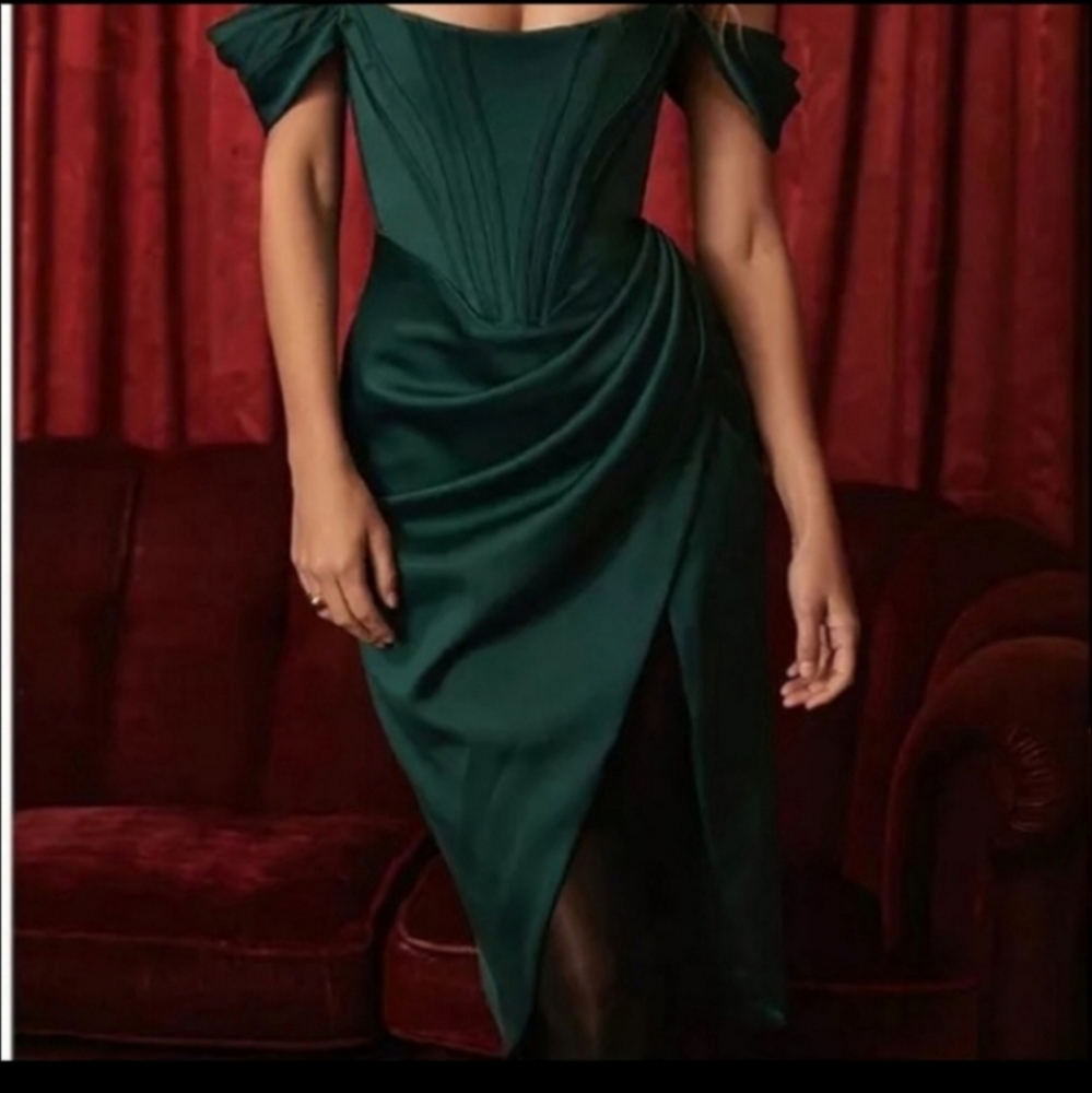 Emerald satin dress sold out - Picture 2 of 9